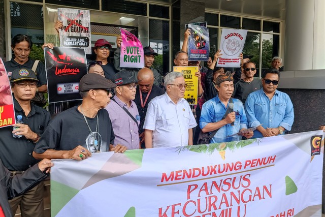 Sejumlah massa yang tergabung dalam Gerakan Rakyat Untuk Demokrasi dan Keadilan (GARDA) mendatangi kantor DPD RI Perwakilan DIY di Jalan Kusumanegara, Kota Yogyakarta, Kamis (7/3/2024). Foto: Arfiansyah Panji Purnandaru/kumparan