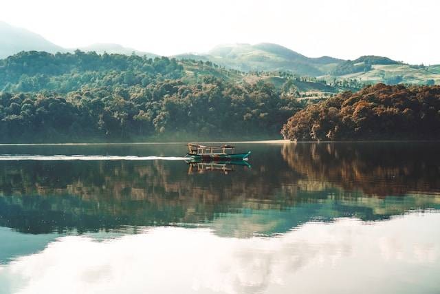 Wisata danau di Bandung. Sumber: Unsplash/Ismail Hamzah