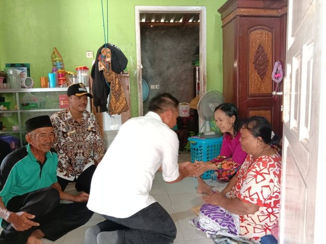 Penjabat (Pj) Gubernur Jawa Barat (Jabar), Bey Machmudin, saat turun langsung meninjau warga terdampak banjir di Kabupaten Cirebon timur, Kamis (7/3). Foto: Tarjoni/Ciremaitoday