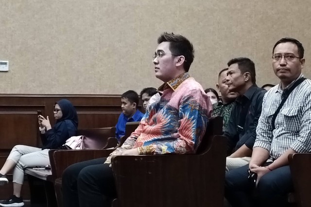 Dadan Tri Yudia, eks Komisaris PT Wika Beton, terdakwa kasus suap pengaturan suap di Mahkamah Agung (MA), menghadapi vonis majlis hakim PN Jakarta Pusat, Kamis (7/3/2024). Foto: Hedi/kumparan