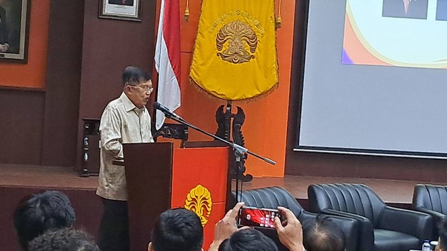 Jusuf Kalla menghadiri Election Talks di FISIP UI, Depok, Kamis (7/3/2024). Foto: Annisa Thahira Madina/kumparan