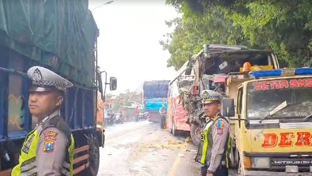 Kecelakaan terjadi antara Bus Gunung Harta dengan truk di Jalur Pantura, Klatakan, Kecamatan Kendit, Situbondo, Kamis (7/3/2024). Foto: Polres Situbondo