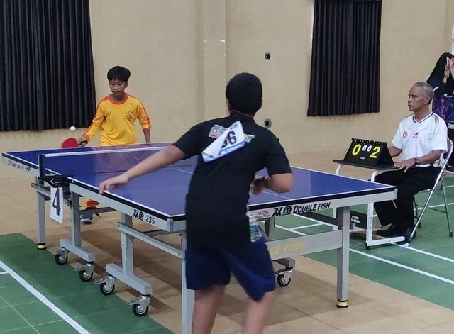 Dua atlet tenis meja muda sedang bertanding dalam kompetisi antarmadrasah se-DIY. Foto: Nawalre Bujanadi/Pandangan Jogja