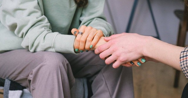 Ilustrasi korban self harm sedang diberi pendampingan. Foto: Pexels