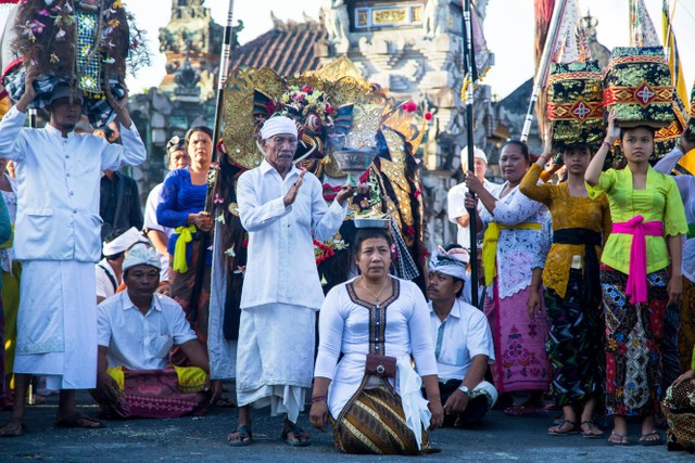 Pawai Ogoh-Ogoh adalah parade tradisional di Bali, Indonesia, yang dilakukan sehari sebelum hari raya Nyepi atau Pengrupukan. Foto: Pexels.com