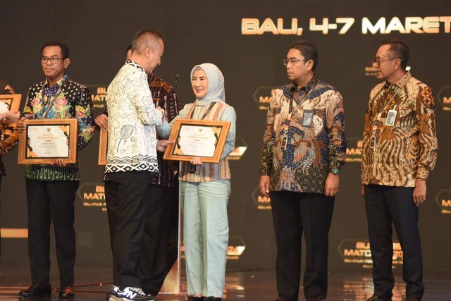 Menteri Perindustrian Agus Gumiwang menyerahkan penghargaan kepada Direktur Utama Pertamina Nicke Widyawati saat acara penghargaan Penggunaan Produk Dalam Negeri (P2DN) kategori BUMN, di Sanur, Bali, Kamis (7/3/2024). Foto: Dok. Pertamina