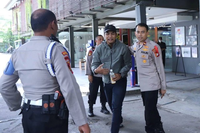 Pelaku berinisial BBP (tengah), salah satu pelaku pengeroyokan dan penusukan pria di Kafe di Kemang, berhasil ditangkap kepolisian, Kamis (7/3/2024). Foto: Polsek Mampang Prapatan