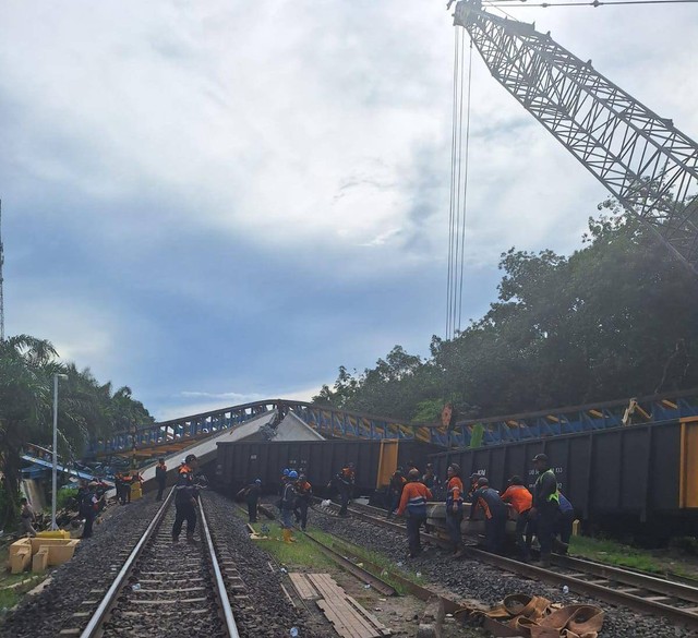 Petugas saat melakukan evakuasi rangkaian kereta api yang tertimpa girder flyover di Muara Enim, Foto : Dok. Urban Id