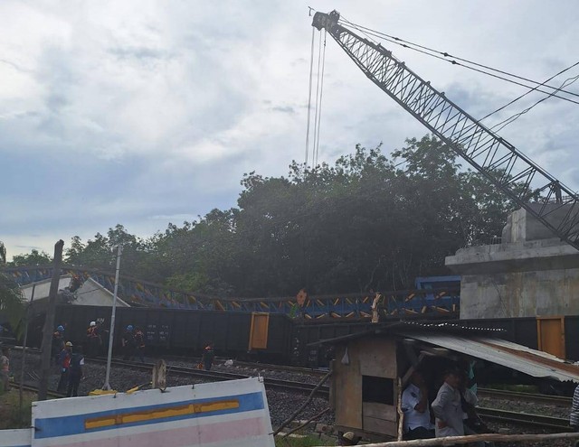 Petugas saat melakukan evakuasi rangkaian kereta api yang tertimpa girder flyover di Muara Enim, Foto : Dok. Urban Id
