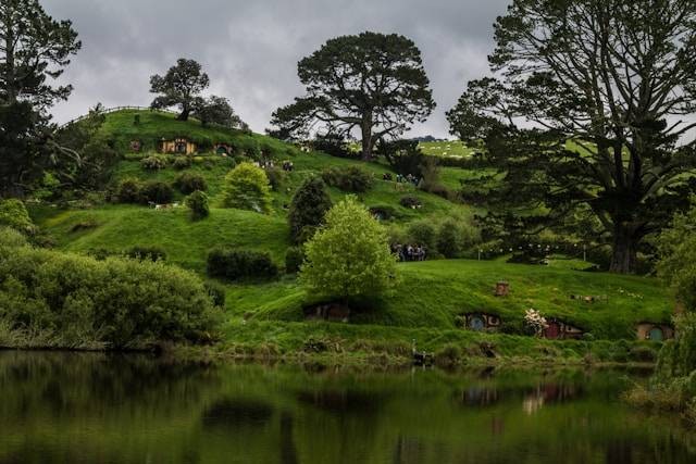 Taman Hobbit Mangunan. Foto hanyalah ilustrasi, bukan tempat yang sebenarnya. Sumber: Unsplash/Tobias Stonjeck