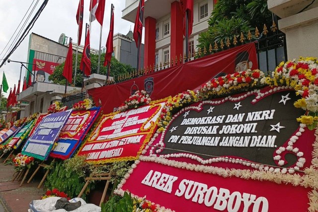 Karangan bunga di depan kantor DPP PDIP, Jakarta Pusat, Kamis (7/3/2024). Foto: Zamachsyari/kumparan