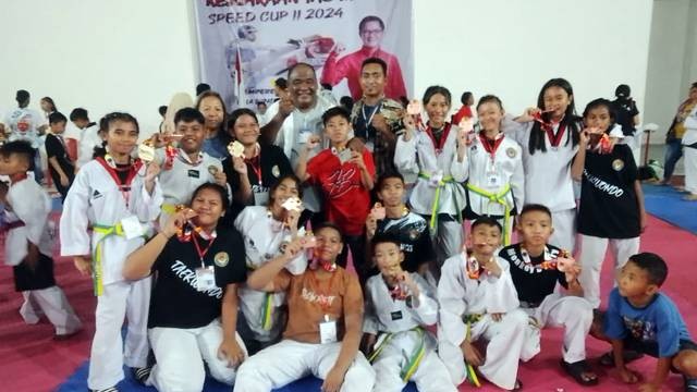 Para atlet taekwondo asal Kabupaten Sitaro dengan medali yang diterima.