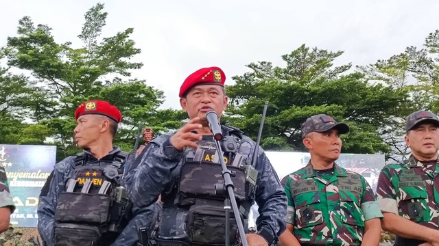 KASAD Jenderal Maruli Simanjuntak menerima brevet kehormatan Sat Gultor Kopassus, Kamis (7/3/2024). Foto: Thomas Bosco/kumparan