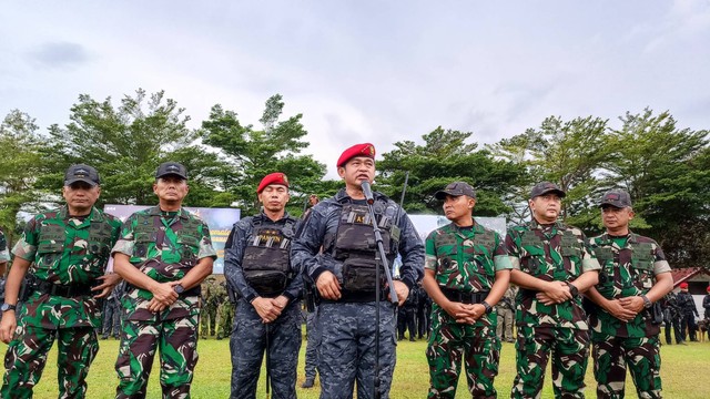 KASAD Jenderal Maruli Simanjuntak menerima brevet kehormatan Sat Gultor Kopassus, Kamis (7/3/2024). Foto: Thomas Bosco/kumparan