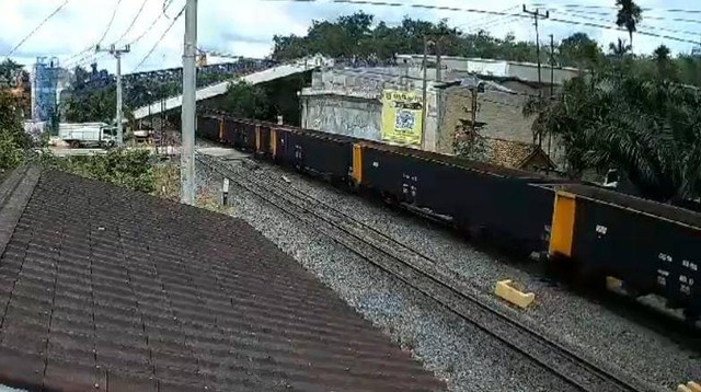 Potongan video ketika kereta api batubara saat tertimpa bangunan flyover bantaian, Foto : Istimewa
