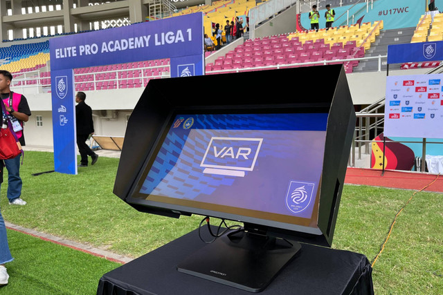 Penggunaan teknologi VAR di final Elite Pro Academy (EPA) antara Persis U-20 vs Persita U-20 di Stadion Manahan, Surakarta, Kamis (7/3/2024). Foto: Soni Insan Bagus/kumparan