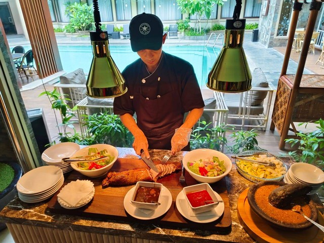 Salah satu chef di Bentani Hotel and Residence Cirebon saat sedang menyajikan makanan. Foto: Tarjoni/Ciremaitoday