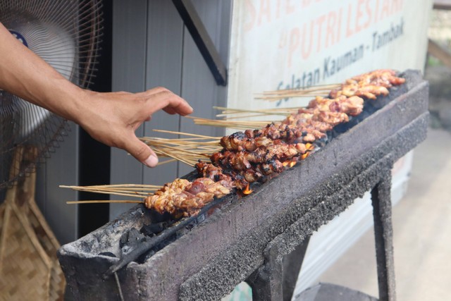 Sate Kelapa Suramadu. Foto hanya ilustrasi, bukan tempat sebenarnya. Sumber: Unsplash/Mufid Majnun