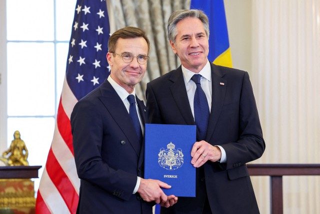 Menteri Luar Negeri AS Antony Blinken menerima surat berita acara dari Perdana Menteri Swedia Ulf Kristersson untuk masuk ke NATO di Departemen Luar Negeri di Washington, AS, (7/3). Foto: REUTERS/Amanda Andrade-Rhoades