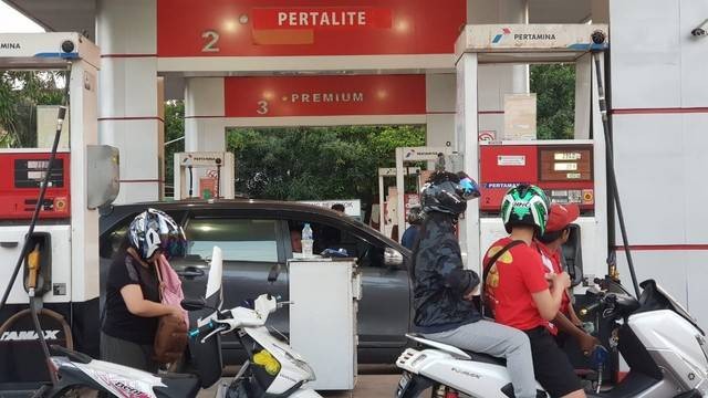 SPBU di Pontianak. Pemerintah pusat meminta Pemprov Kalbar untuk menurunkan pajak bahan bakar kendaraan bermotor. Foto: Dok. Hi!Pontianak