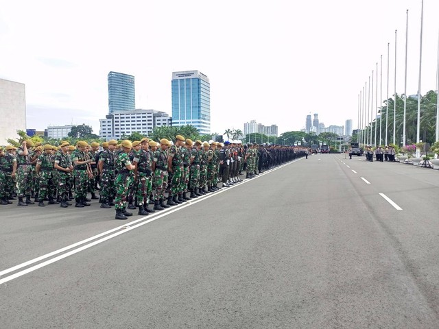 Sebanyak 2 ribuan personel gabungan diterjunkan untuk jaga demo di depan DPR RI, hari ini, Jumat (8/3). Foto: Dok. Humas Polres Jakpus