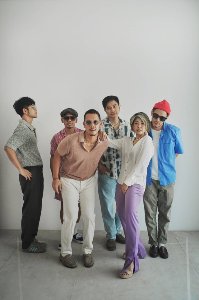 Grup musik MALIQ & D'Essentials baru saja merilis lagu terbaru Kita Bikin Romantis. Foto: Dok. Warner Music Indonesia