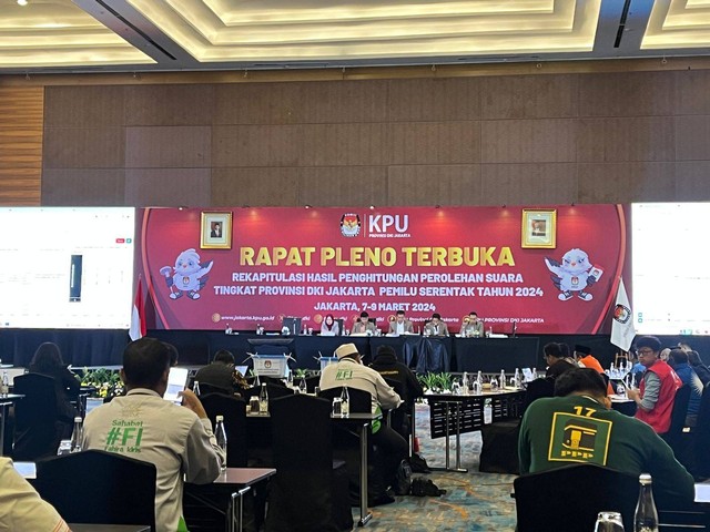 Rapat pleno hari kedua, rekapitulasi hasil perolehan suara tingkat provinsi DKI Jakarta di Pullman Hotel Jakarta Barat, Jumat (8/3). Foto: Haya Syahira/kumparan