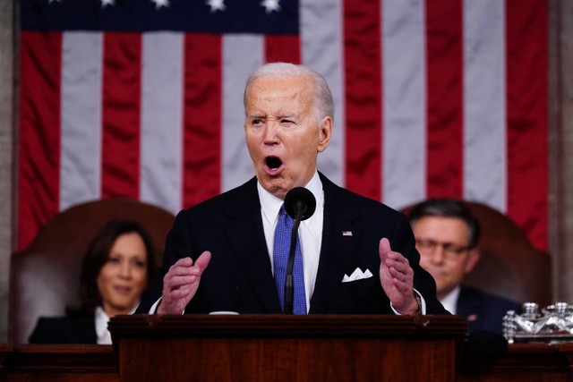 Presiden AS Joe Biden menyampaikan pidato kenegaraan ketiganya di House Chamber of the US Capitol di Washington, DC, AS, 07 Maret 2024. Foto: SHAWN THEW/Pool via REUTERS