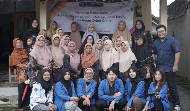 Foto Bersama Kelompok MBKM FIKOMM UMBY dengan Peserta Workshop Media Sosial | Foto: Rizqi Fadhilah Putra