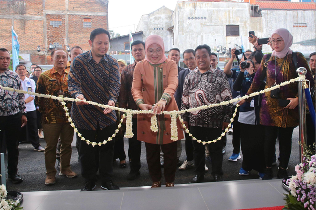 Menteri Ketenagakerjaan Ida Fauziyah meresmikan tiga gedung sekaligus yang berada di area Balai Besar Pelatihan Vokasi dan Produktivitas (BBPVP) Bandung, Jawa Barat, Selasa (5/2). Dok. Kemnaker.