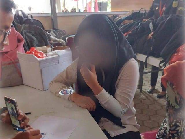Wanita muda yang diamankan karena diduga menjadi joki tes CPNS instansi Kejaksaan di Lampung. | Foto : Dok. Kejati Lampung