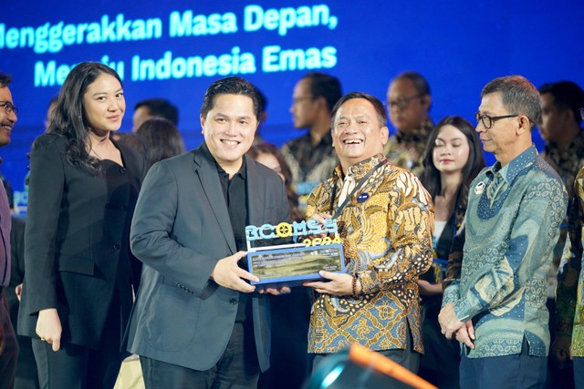 Erick Thohir, menyerahkan secara langsung Award Top Contributor BUMN For Communications kepada Dirut PNM, Arief Mulyadi. Dok. PNM.