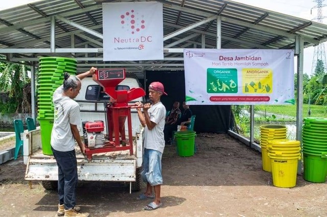 NeutraDC mendirikan bangunan pengelolaan sampah serta memberikan mesin pengelolaan sampah sekaligus tempat sampah pilah untuk warga Desa Jambidan. Foto: Dok: Istimewa