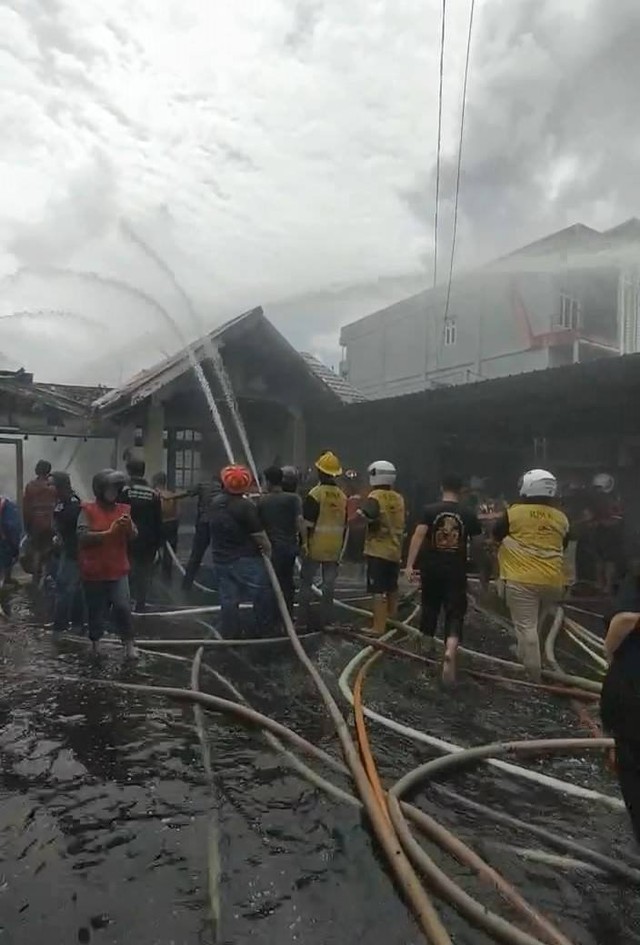Petugas pemadam kebakaran berupaya memadamkan api yang menghanguskan satu rumah warga di Jalan Suwignyo Pontianak. Foto: Dok. Hi!Pontianak