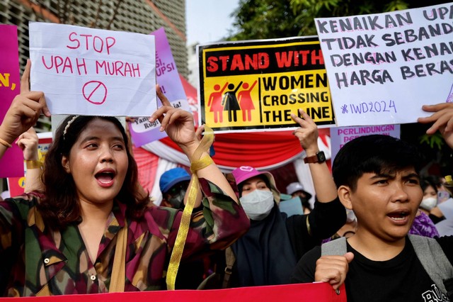 Sejumlah massa perempuan berbaris dalam aksi unjuk rasa memperingati Hari Perempuan Internasional di Jakarta, pada Jumat (8/3/2024). Foto: Bay Ismoyo/AFP