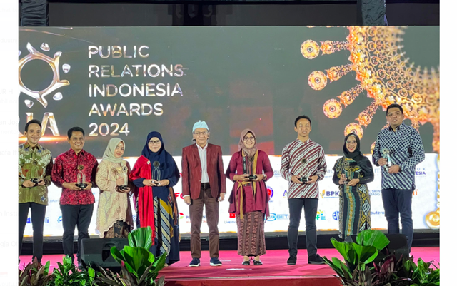 Sesi foto bersama para penerima PR Awards 2024 di Denpasar, Bali, Kamis (7/3). Foto: Dok. UNISA Yogya