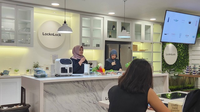 Homecooking enthusiast, Alun Rahmadani mengisi acara media gathering LocknLock bertema 'Food Prep untuk Ramadan' di SCBD, Jakarta, Kamis (7/3/2024). Foto: Azalia Amadea/kumparan