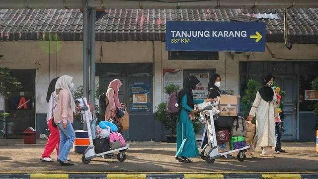 Sejumlah pemudik yang menggunakan transportasi kereta api di Stasiun Kertapati Palembang Foto: abp/Urban Id