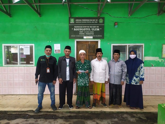 Kepala Madrasah Diniyah Roudlotul Ulum Tundosoro (ketiga dari kiri) akhirnya menyampaikan permintaan maaf untuk masyarakat luas. Dok Mili.id