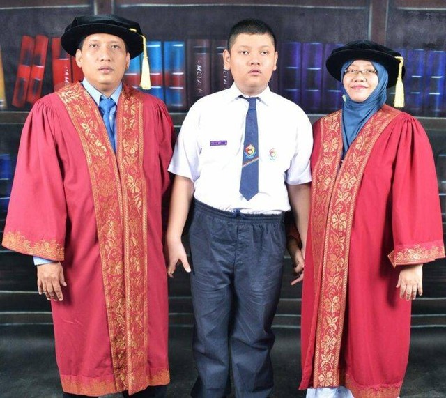 Prof Harmin Sulistyaning Titah ST MT PhD (kanan) dan Prof Herman Pratikno ST MT PhD (kiri) bersama putra pertamanya usai wisuda program doktoral di Universiti Kebangsaan Malaysia (UKM). Foto: Dok. pribadi