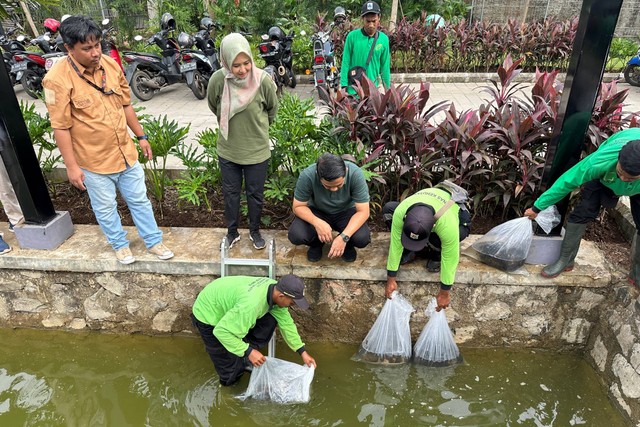 Jagat Satwa Nusantara saat kegiatan penghibahan ikan di Taman Sundai, Lubang Buaya, Cipayung, Jakarta Timur. Foto: Dok. Jagat Satwa Nusantara