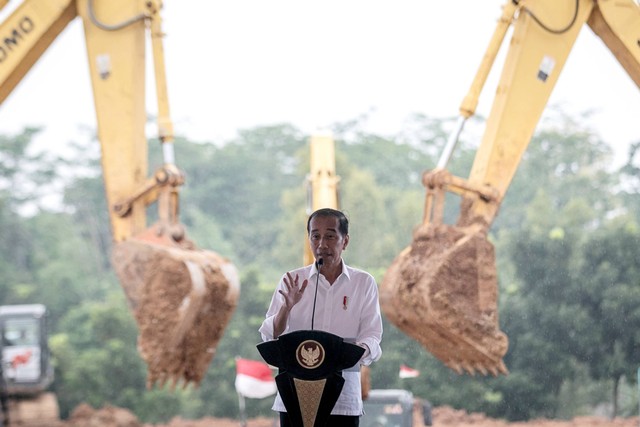 Presiden Jokowi memberikan sambutan saat groundbreaking Paralympic Training Center di Delingan, Karanganyar, Jawa Tengah, Jumat (8/3/2024). Foto: Mohammad Ayudha/ANTARA FOTO