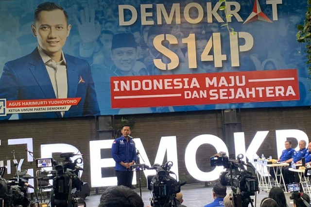 Ketum Demokrat Agus Harimurti Yudhoyono (AHY) silaturahmi dengan kader partai di Kantor DPP. Foto: Paulina Herasmaranindar/kumparan
