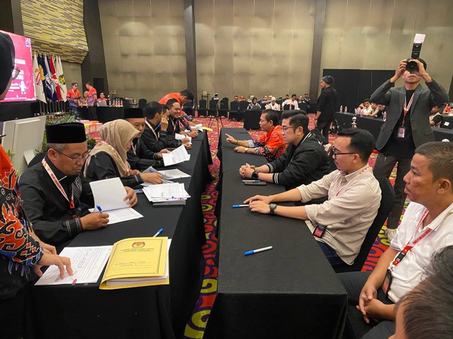 Penandatangan berita acara rapat pleno perolehan suara Pemilu 2024 di Ballroom Novotel, Bandar Lampung. | Foto: Sinta Yuliana/Lampung Geh