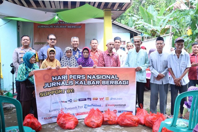 Warga Desa Kuala Dua, Kubu Raya mendapat bantuan sembao dari Jurnalis Kalbar sebagai rangkaian peringatan Hari Pers Nasional. Foto: Dok, Istimewa