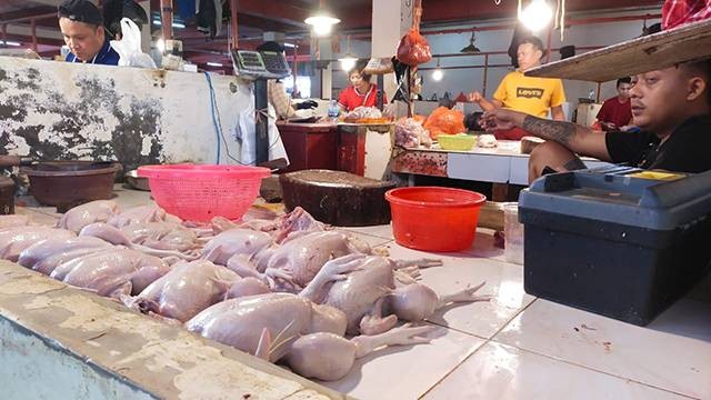 Pedagang daging ayam di Pasar Bersehati Manado.