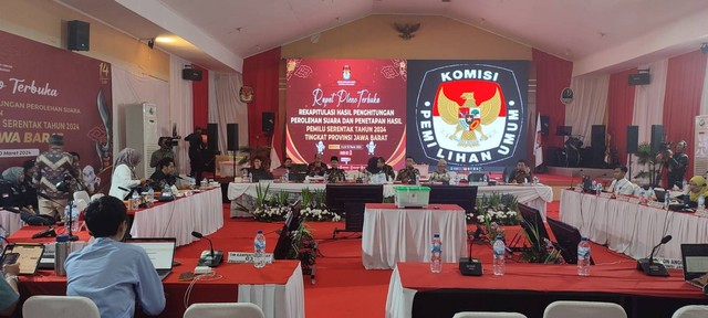 Suasana proses rekapitulasi hasil penghitungan suara tingkat provinsi Jabar di Kantor KPU Jabar pada Jumat (8/3/2024). Foto: Rachmadi Rasyad/kumparan