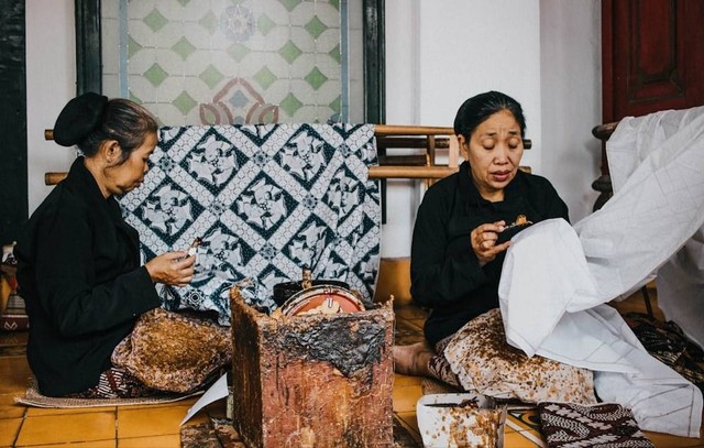 Industri Kreatif yang Terkenal di Dunia, yang Berasal dari Jawa Tengah yaitu Batik, Sumber Unsplash/Camille Bismonte