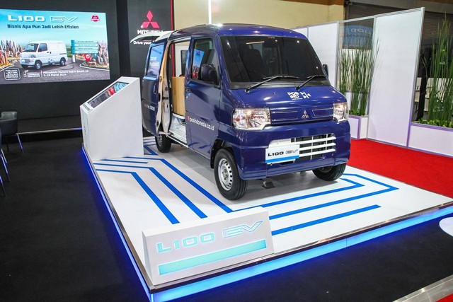 Mitsubishi L100 EV tampil di pameran kendaraan komersil GIICOMVEC 2024. Foto: MMKSI