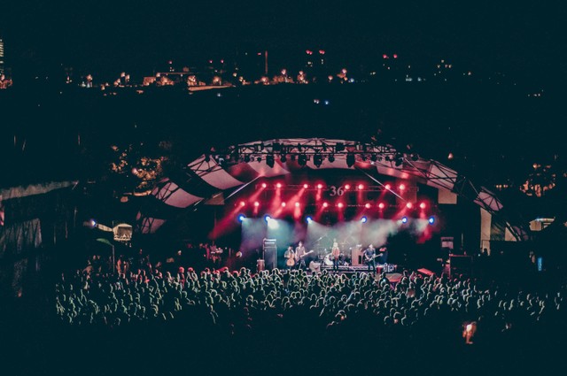 Ilustrasi tempat konser terbesar di Indonesia. Foto: Unsplash/Redd F